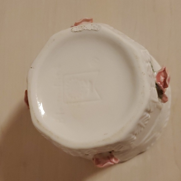 Puerto Rico White Ceramic Vase with Pink Rosebuds - Picture 3 of 4